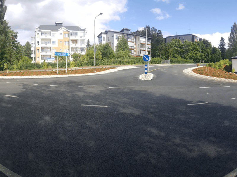 Kuohunharjuntie ja Herttualantie liittymä on selkeä maanrakennustöiden valmistuttua.