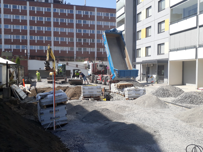 Tapionkadun pihasaneerauksen työmaa, maanrakennus on käynnissä.